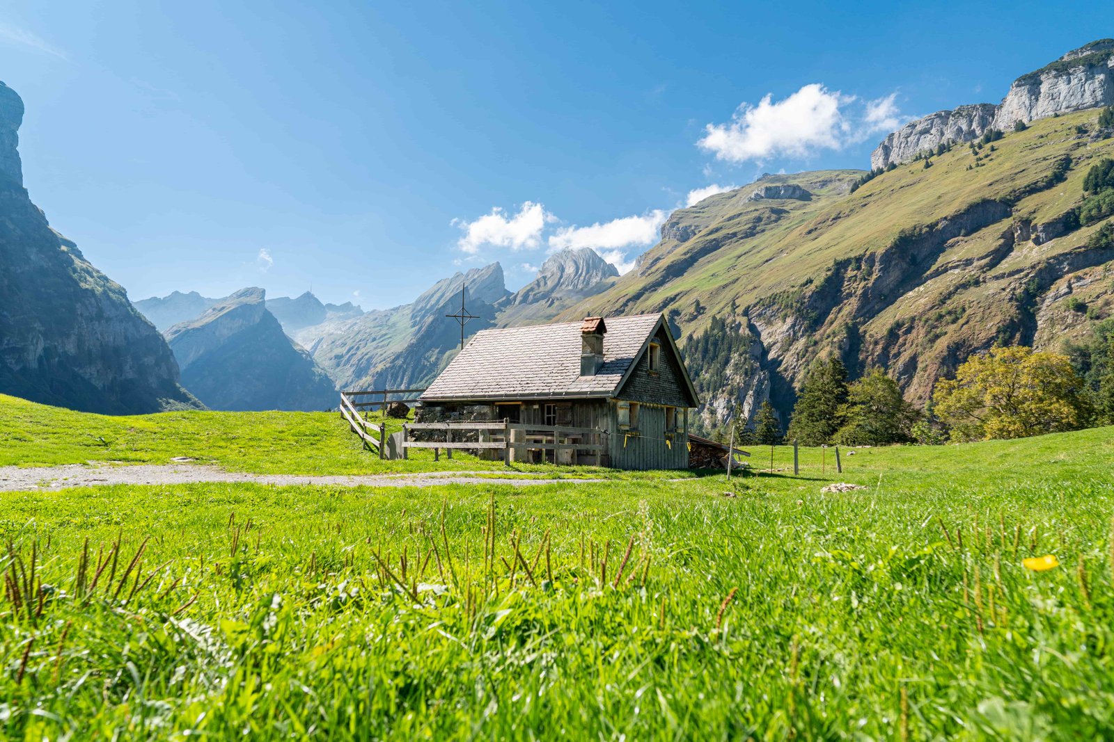 Berglandschaft mit Alphütte